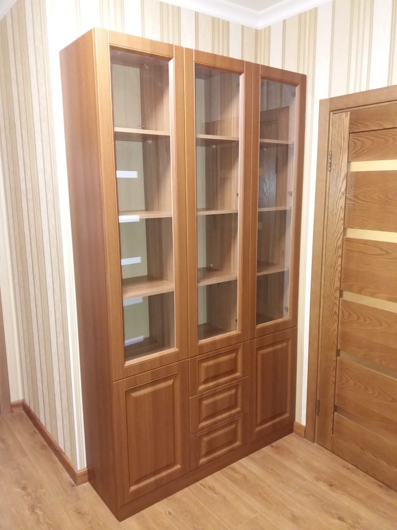 Книжный шкаф в комнату