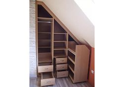 Узкая гардеробная в мансарду 12